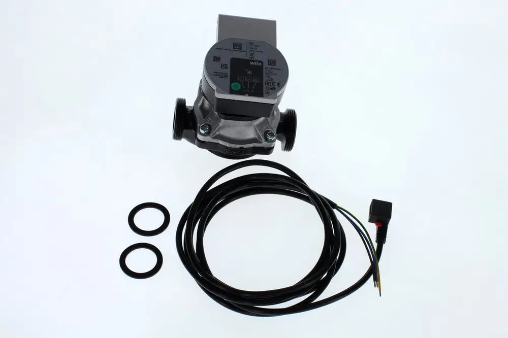 BOSCH Pumpe mit zwei Anschlüssen, einem Kabel und zwei O-Ringen. Das Gerät hat eine kompakte Bauform und ist für den Einsatz in Heizungsanlagen ausgelegt.